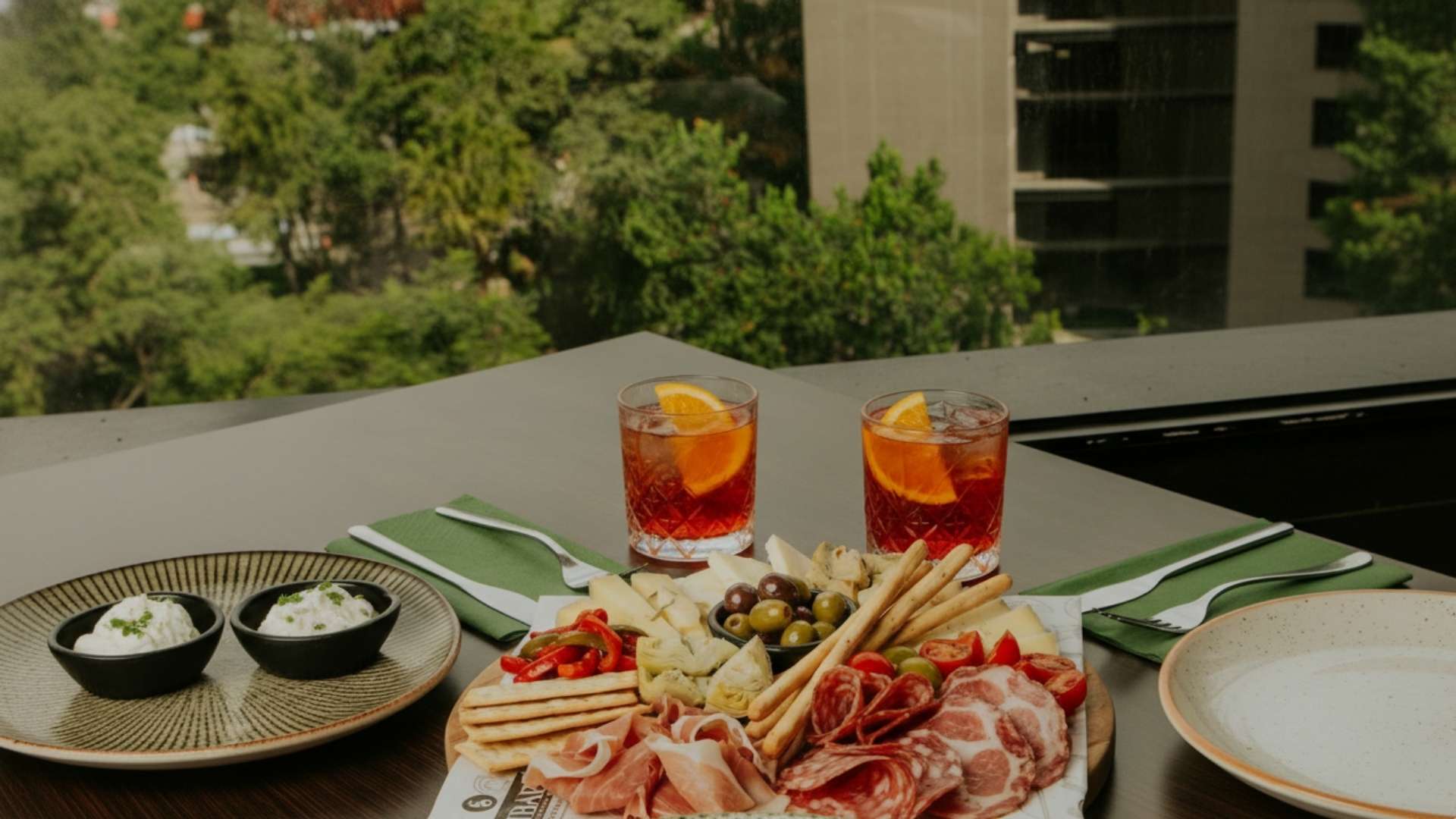 antipastos italianos acompañados de una buena bebida Sibari