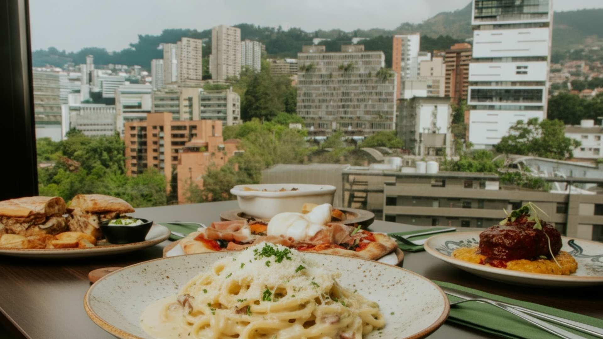 platos para degustar por los comensales en Sibari Rooftop