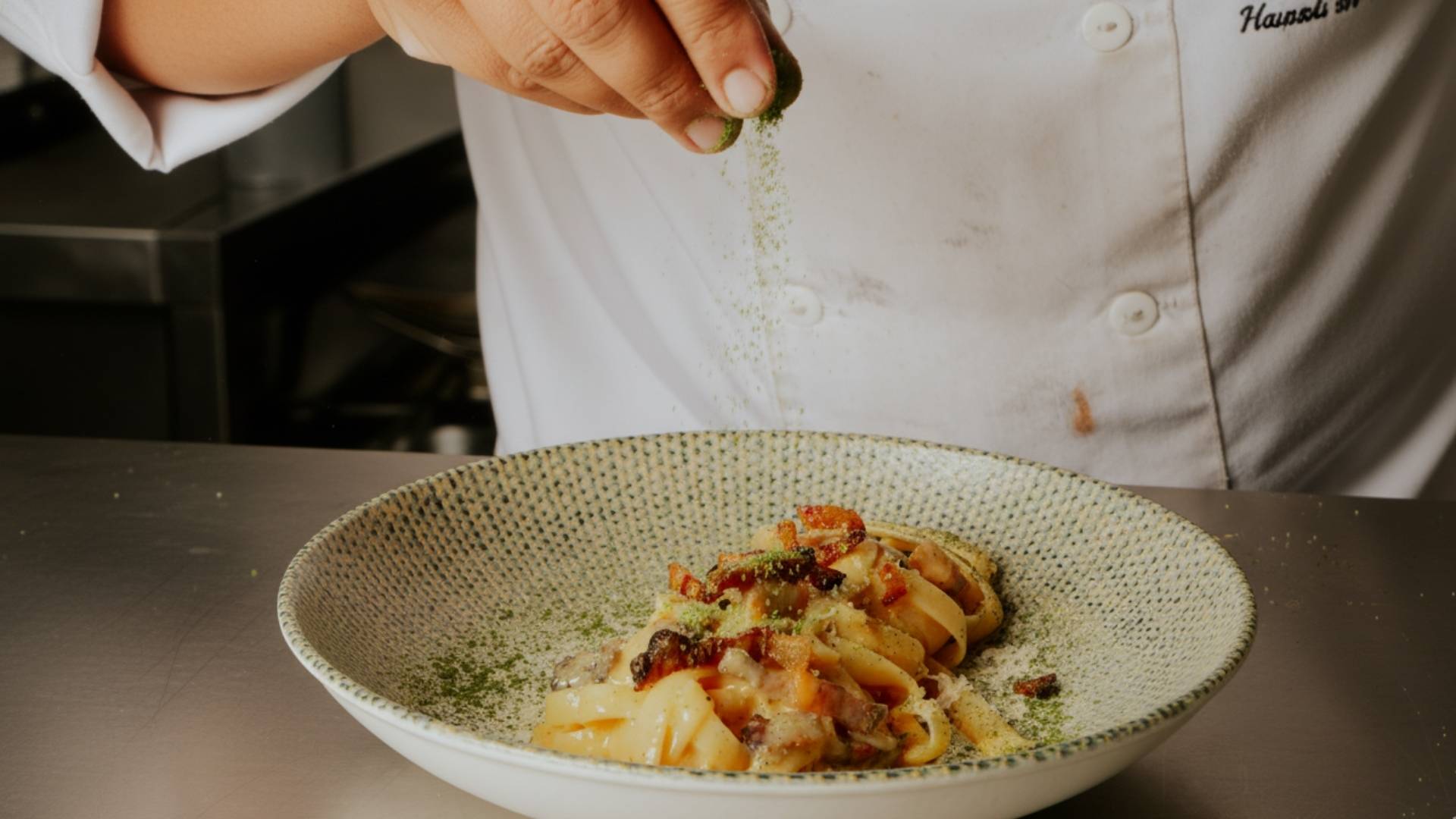Chef de Sibari Rooftop Medellín terminado preparación plato