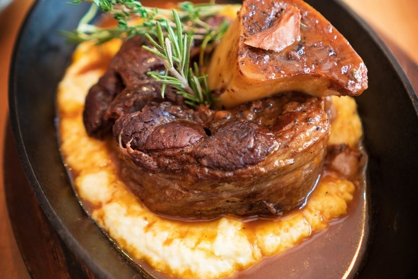 Un jugoso filete colocado sobre ravioli, con un toque de salsa.