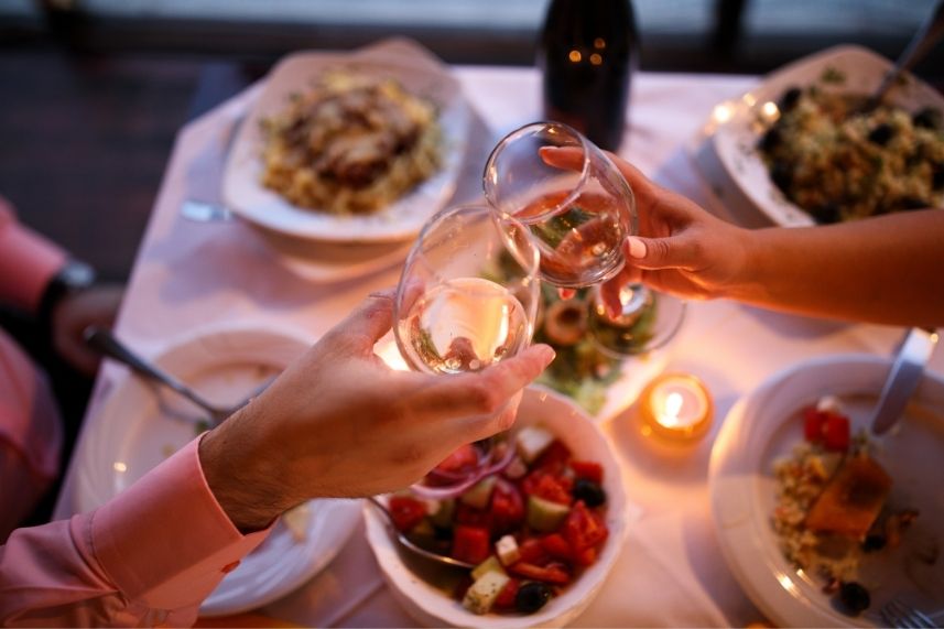 Un hombre le propone matrimonio a una mujer en un ambiente acogedor de un restaurante.