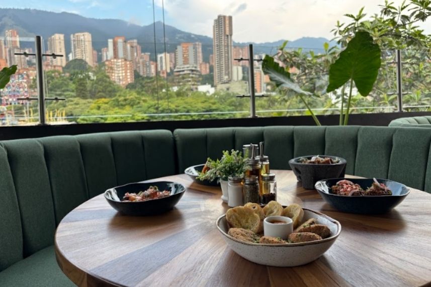 Platos listos para nuestros comensales en el Rooftop de sibari.
