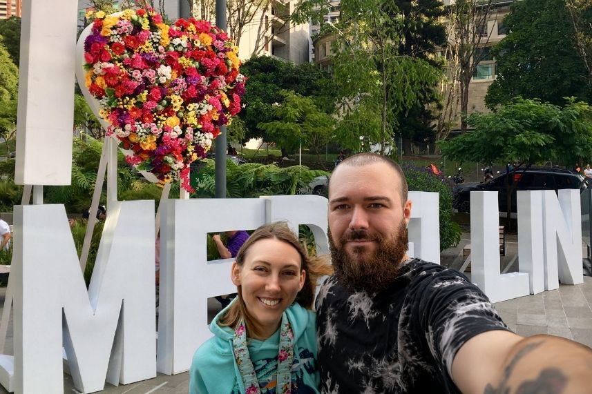 Pareja de extranjeros tomandose una selfie en la hermosa medellin.