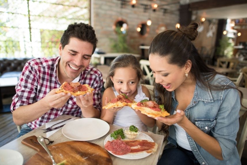 Familia feliz disfrutando del sabor italiano de Sibari Medellín