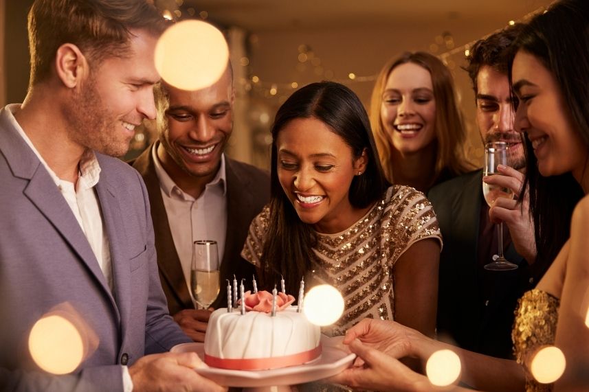 Mujer celebrando su cumpleaños feliz reunida con su amigos en Sibari Medellin.