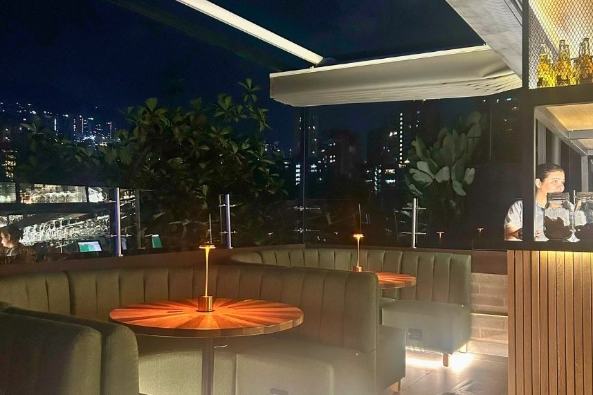 Sibari Rooftop bar de noche, ofreciendo una vista panorámica de la ciudad iluminada.