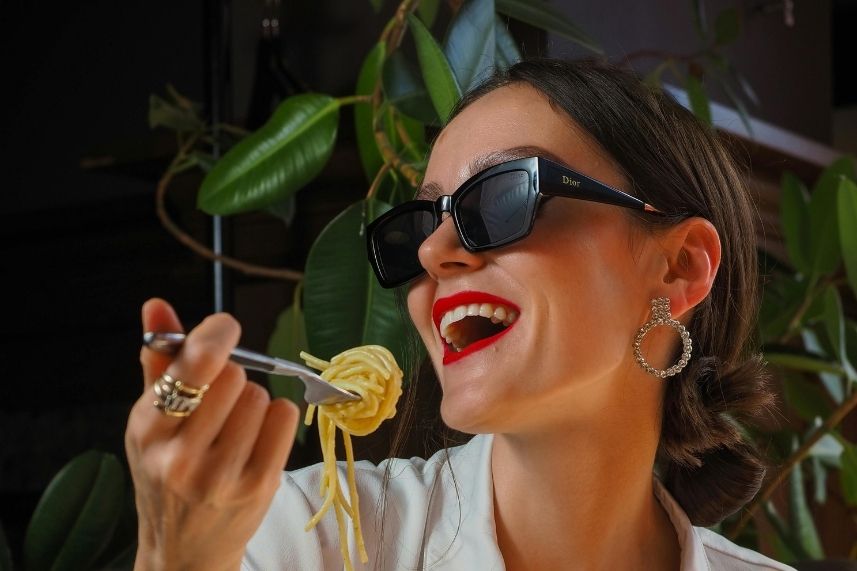 Mujer disfrutando de un delicioso plato italiano en Sibari