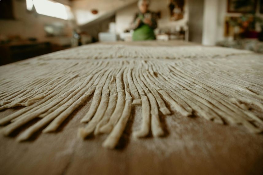 Mujer alistando la pasta de forma artesanal