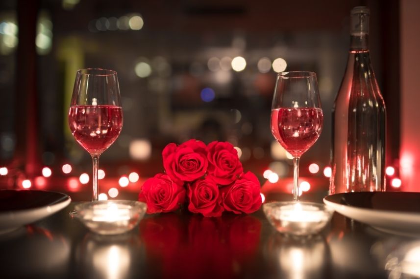 Copas de vino servidas listas para una velada romántica en Sibari.