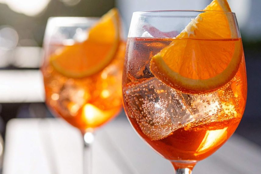 Dos cocteles con hielo, servidos en una mesa.