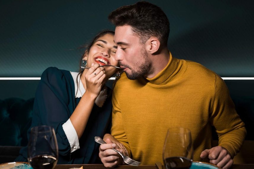 Un hombre y una mujer disfrutando de una comida juntos en un restaurante.