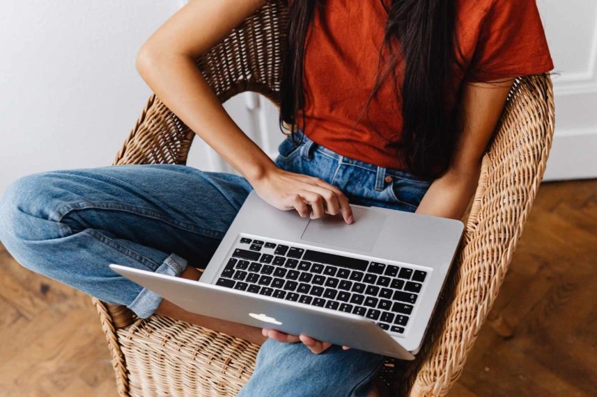 Hombre haciendo reservación en Sibari Rooftop