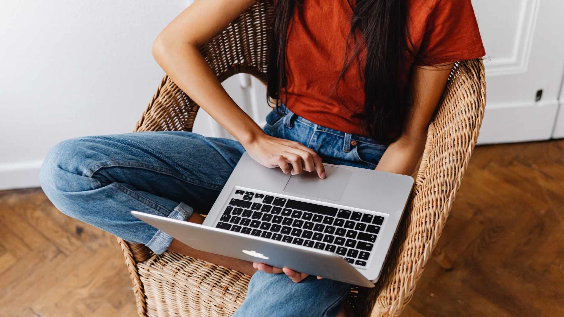 Hombre haciendo reservación en Sibari Rooftop