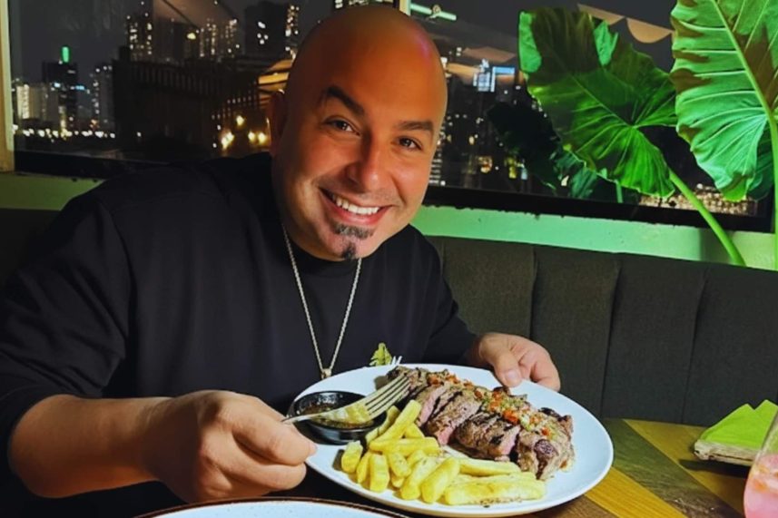 Turista feliz en su experiencia gastronómica en Sibari