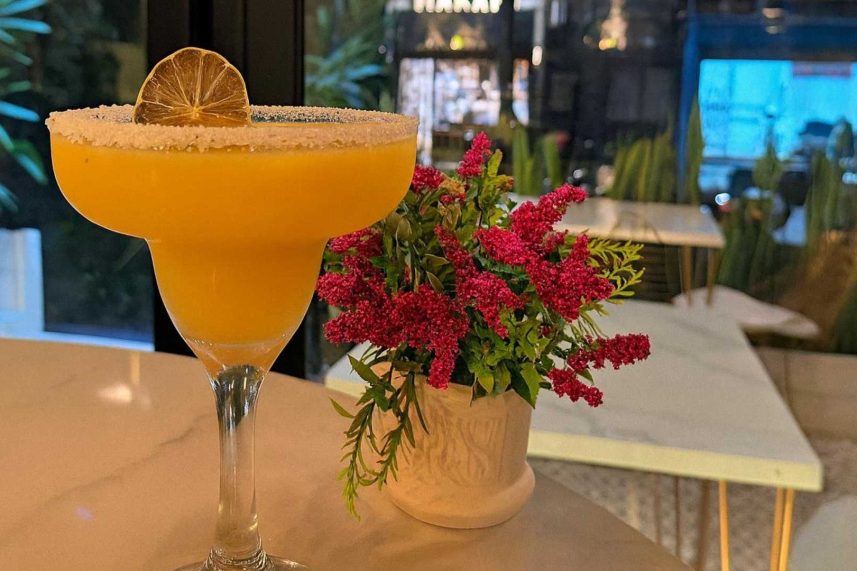 Margarita en una mesa decorada con flores coloridas