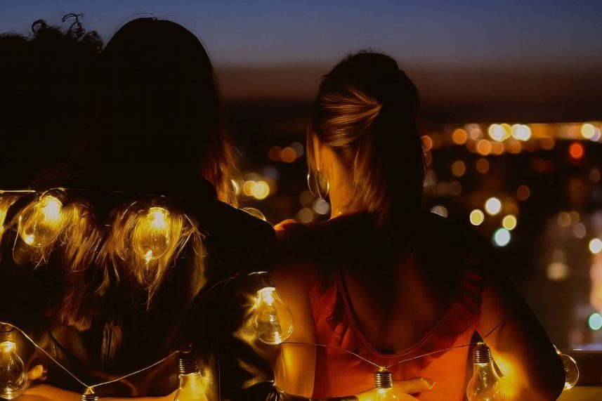 Amigas celebrando y compartiendo en Sibari