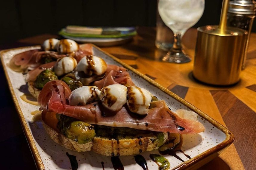 Burrata prosciutto servida en la mesa Sibari rooftop