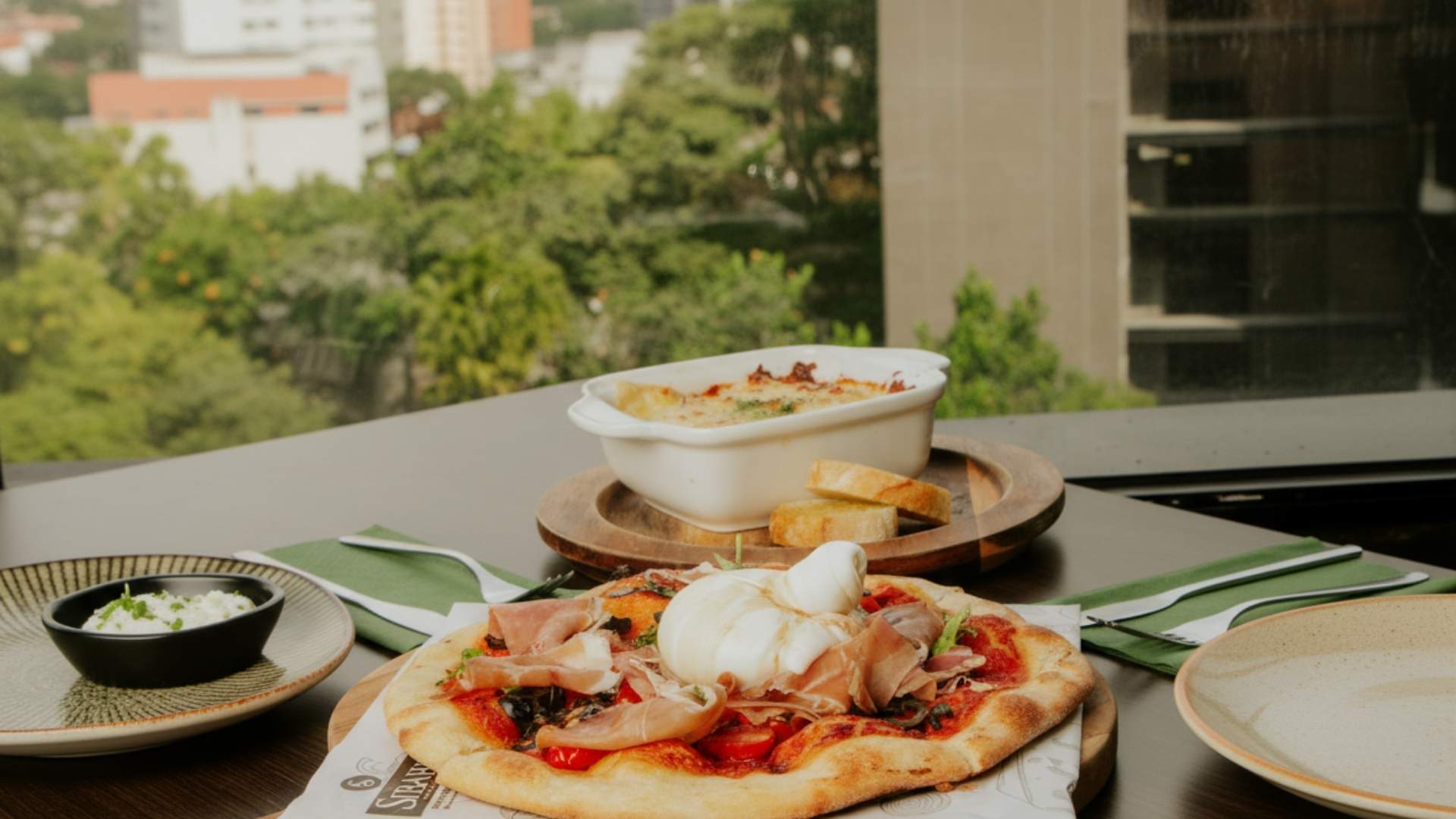 Platos servidos en Sibari Rooftop Medellín