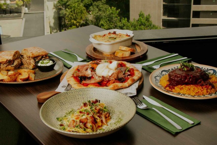 Diversidad de platos gourmet en Sibari Rooftop