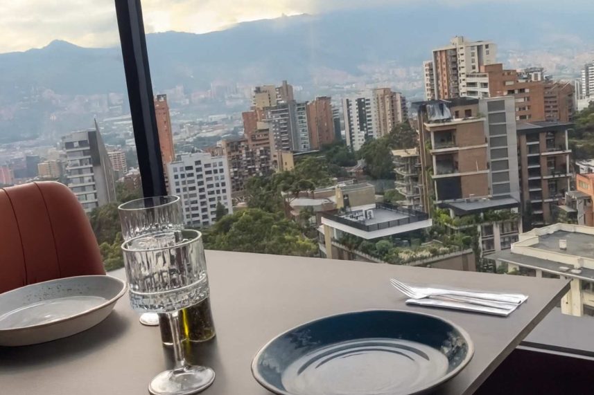 Mesa lista para nuestros comensales en Sibari Rooftop