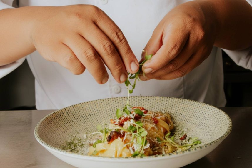 Chef de Sibari Rooftop en preparación de plato