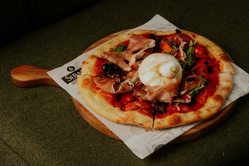 Pizzas gourmet en Sibari Rooftop Medellín