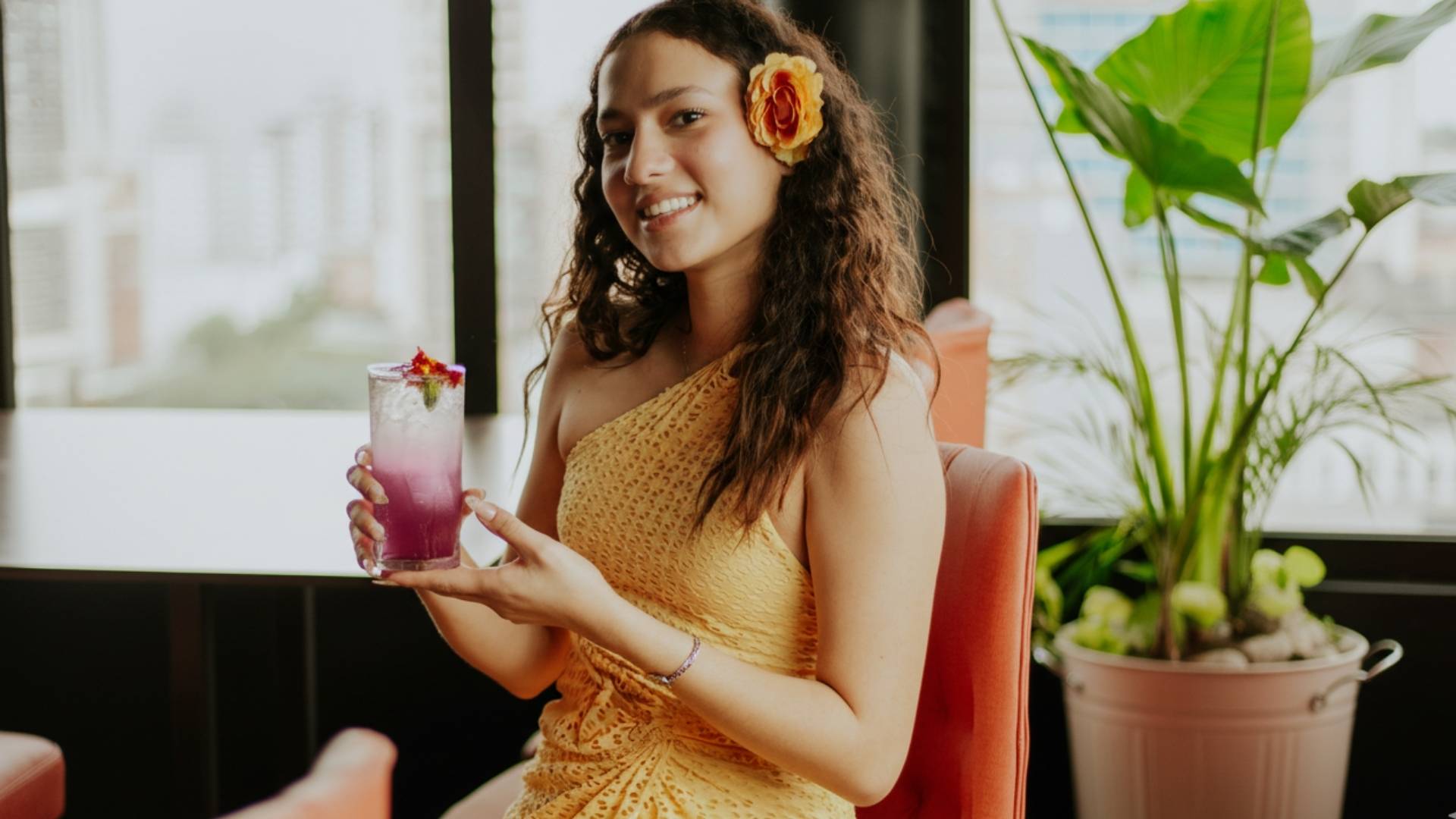 mujer disfrutando de nuestras sodas en Sibari Rooftop