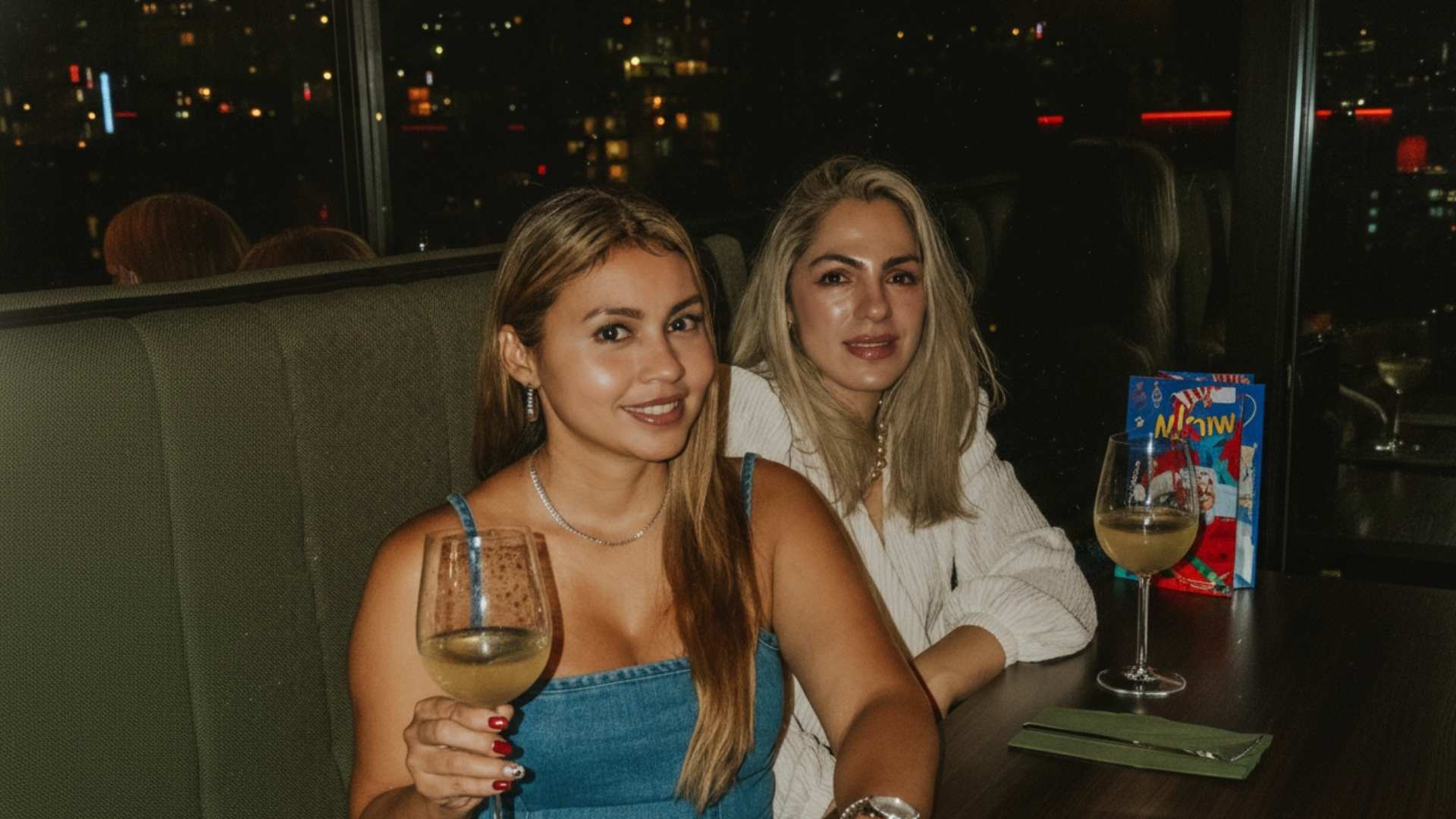 Amigas extranjeras visitando Sibari rootop Medellín
