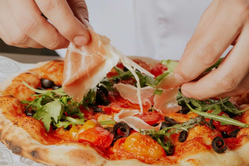 Preparación de pizza gourmet en Sibari Rooftop