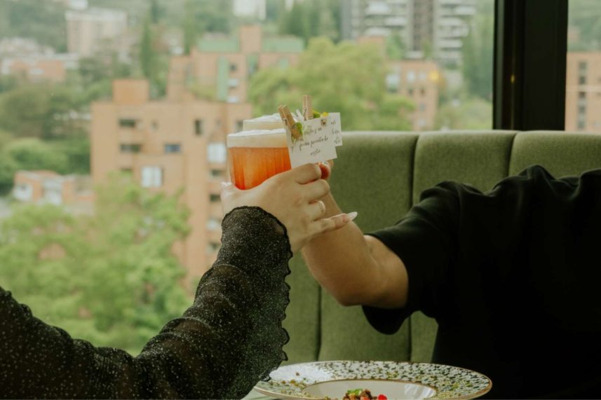Agradable brindis de una pareja en Sibari rooftop