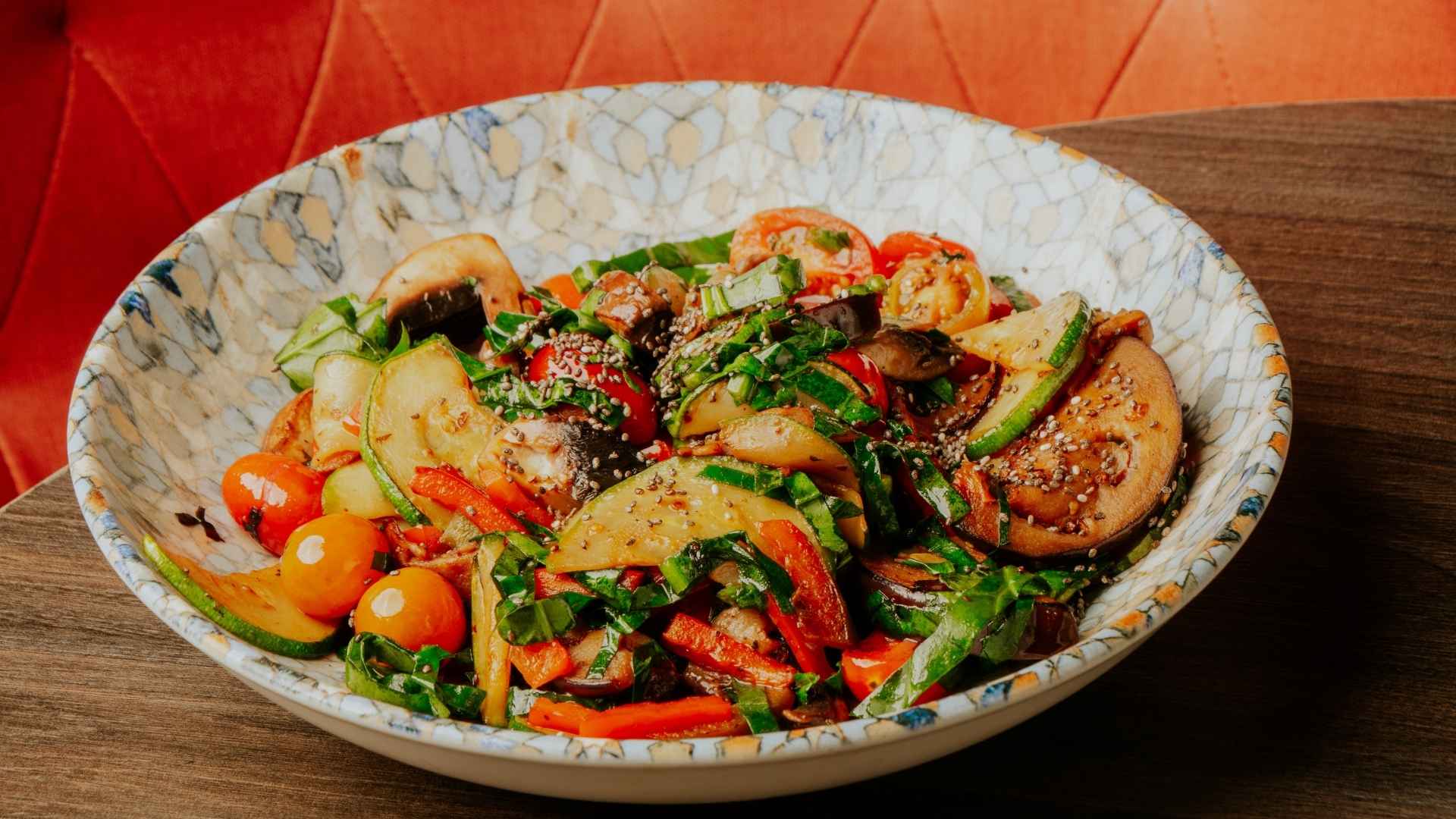 Ensalada ligeras y nutritivas en Sibari rooftop Medellín