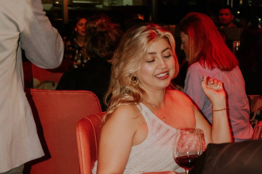 Visitante disfrutando de un buen vino en Sibari Rooftop