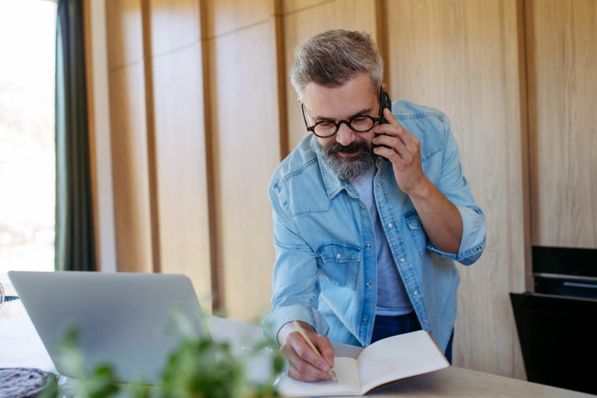 Hombre buscando donde celebrar