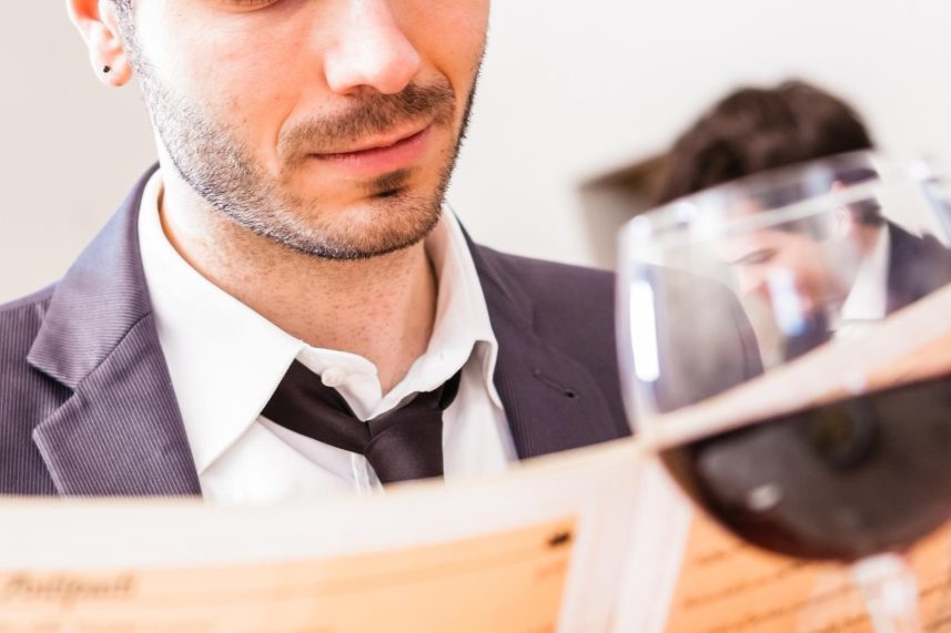 Comensal leyendo nuestro menú