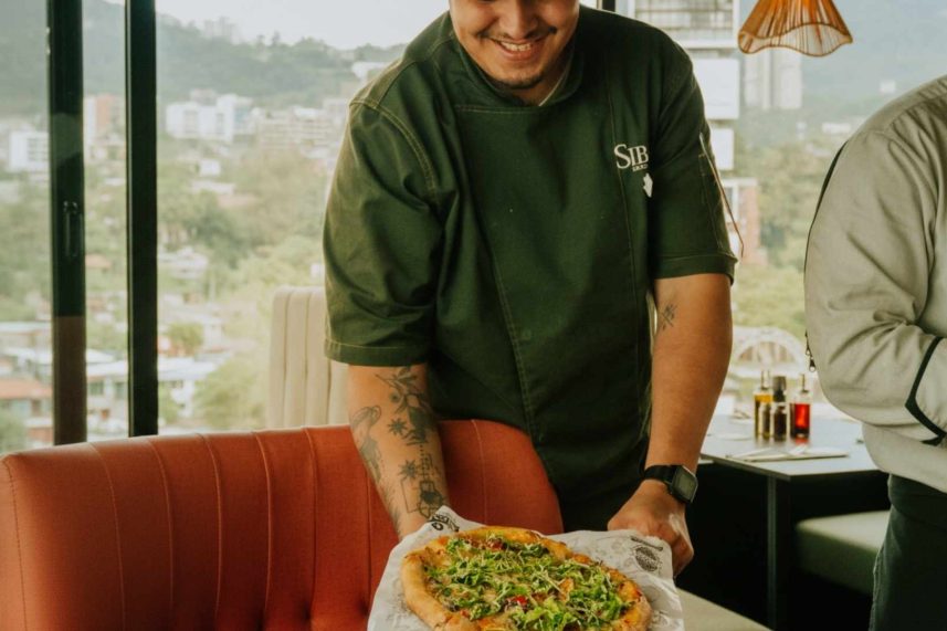 Pizza en la mesa Sibari rooftop