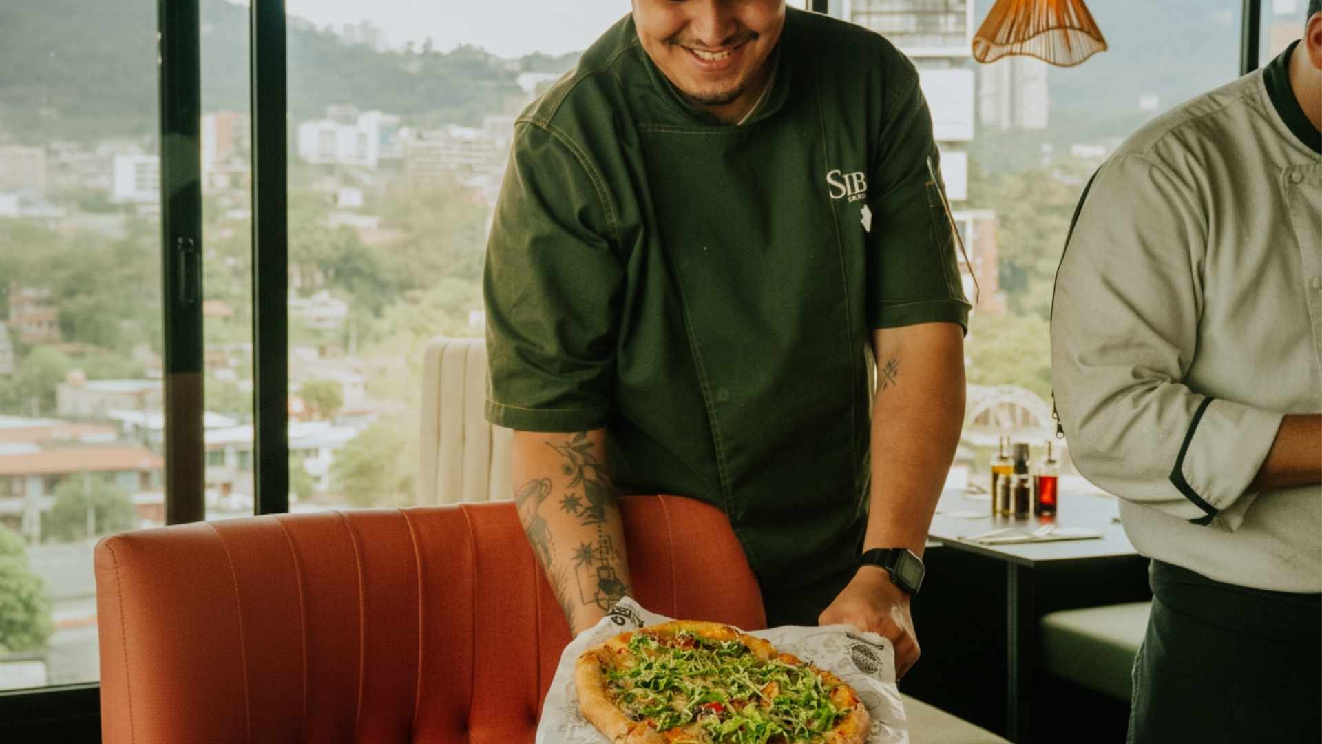 Pizza en la mesa Sibari rooftop