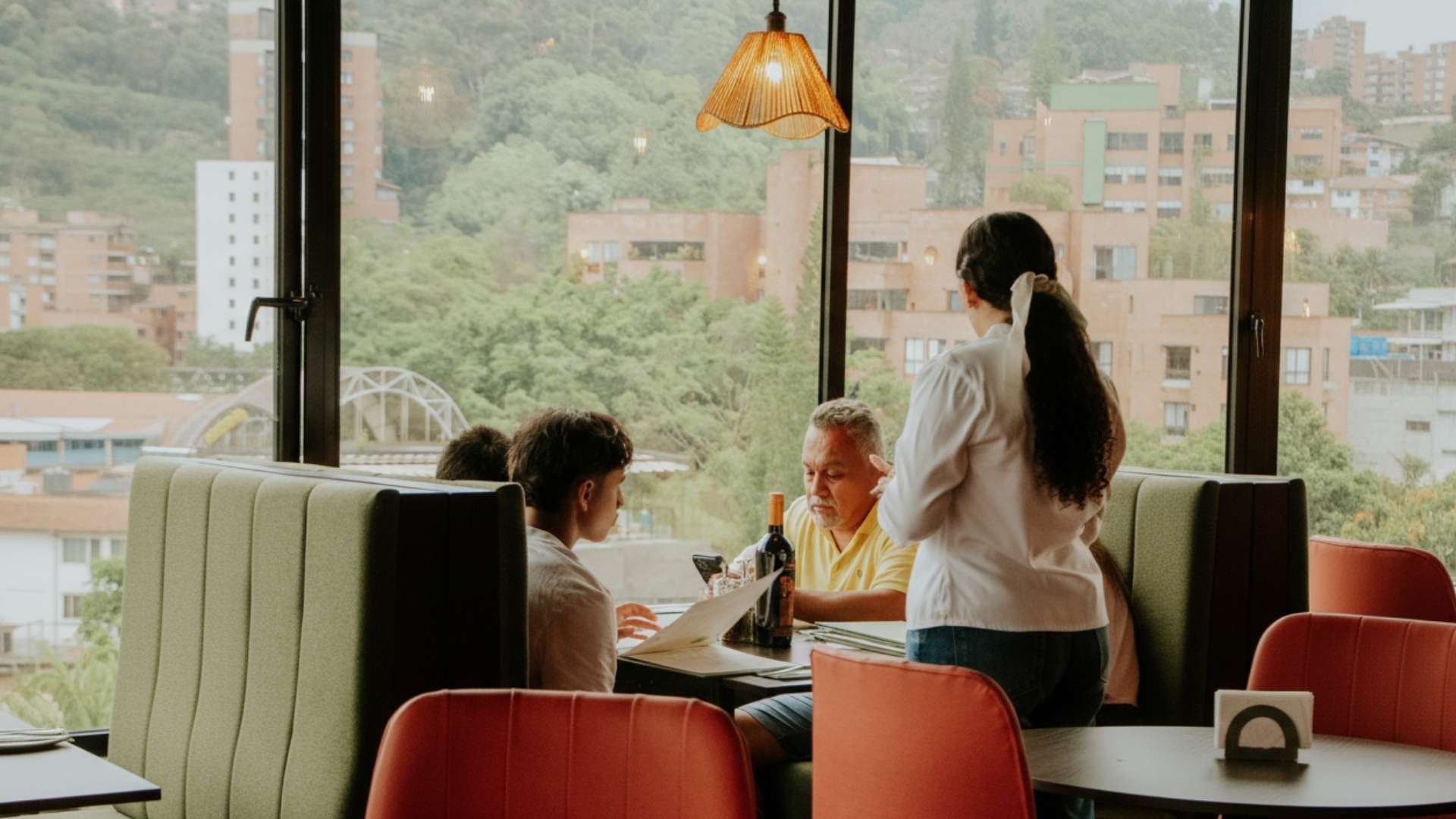 comensales ordenando en Sibari Rooftop